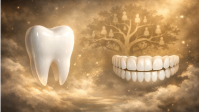 صورة تعبيرية لفم مفتوح تظهر فيه أسنان بيضاء مرتبة، ترمز إلى تفسير حلم الأسنان في المنام ودلالاته المختلفة بين الخير والفقدان والرزق.