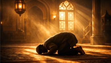 صورة تعبيرية لشخص يصلي بخشوع تحت ضوء هادئ في أجواء روحانية، ترمز إلى تفسير حلم الصلاة في المنام ودلالاته على الخير والتوبة والطمأنينة.